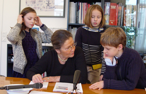 Foto der Kinderreporter im Interview mit der franzsischen Politikerin Simone Veil