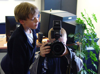 Les jeunes reporters dcouvrent le matriel de photographie.